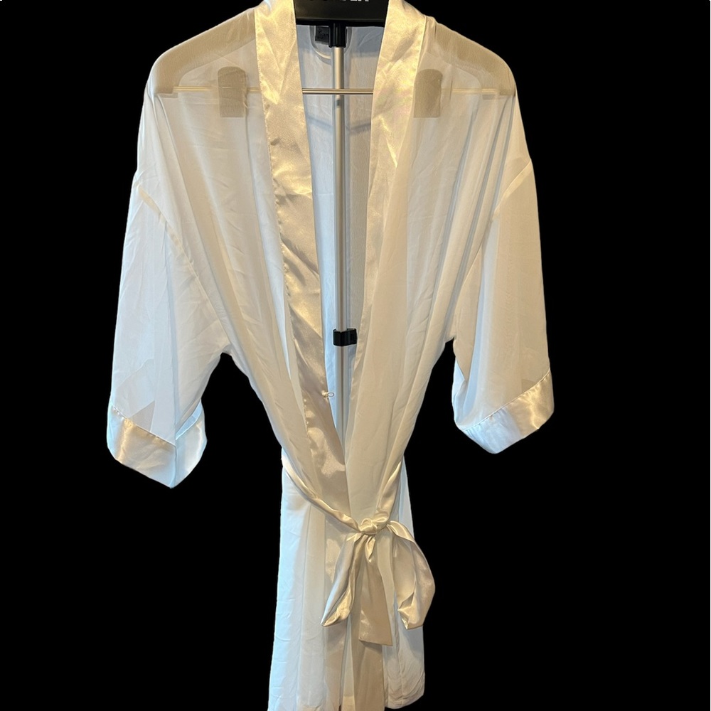 🌸Womans sheer & satin robe🌸 3/$25 Spring clearance sale